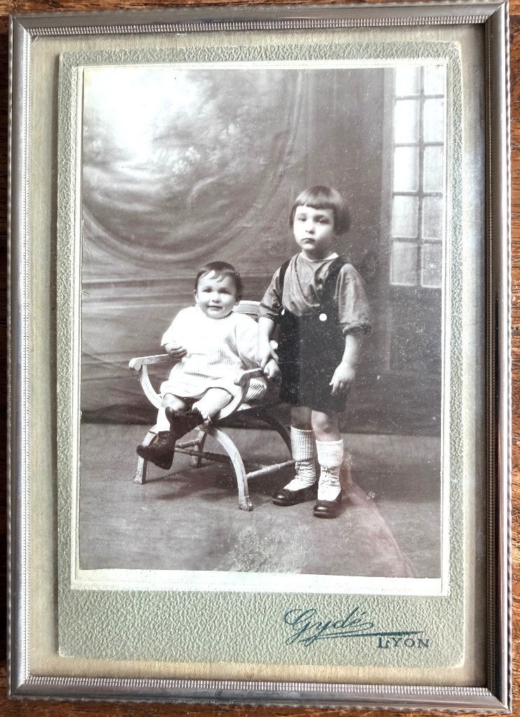 Oud fotolijstje (1004) met een mooie rand en bol glas, Antiek en Kunst, Ophalen of Verzenden
